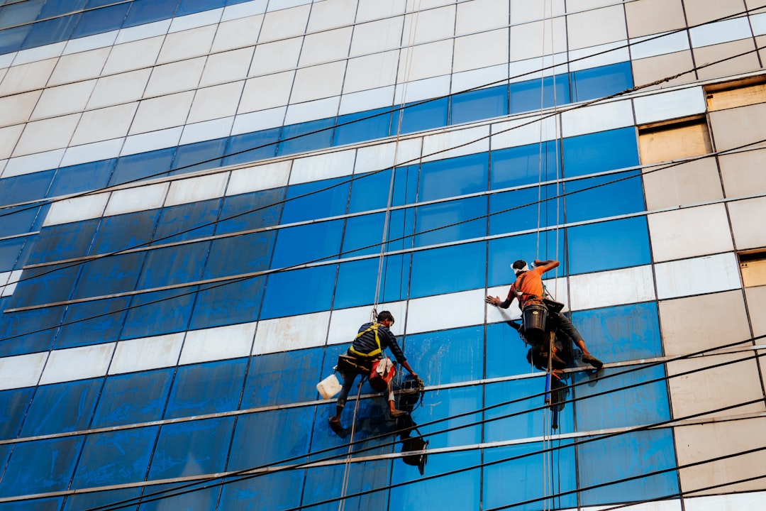 about-01 window-washers-are-cleaning-a-tall-building-htd-9iienda